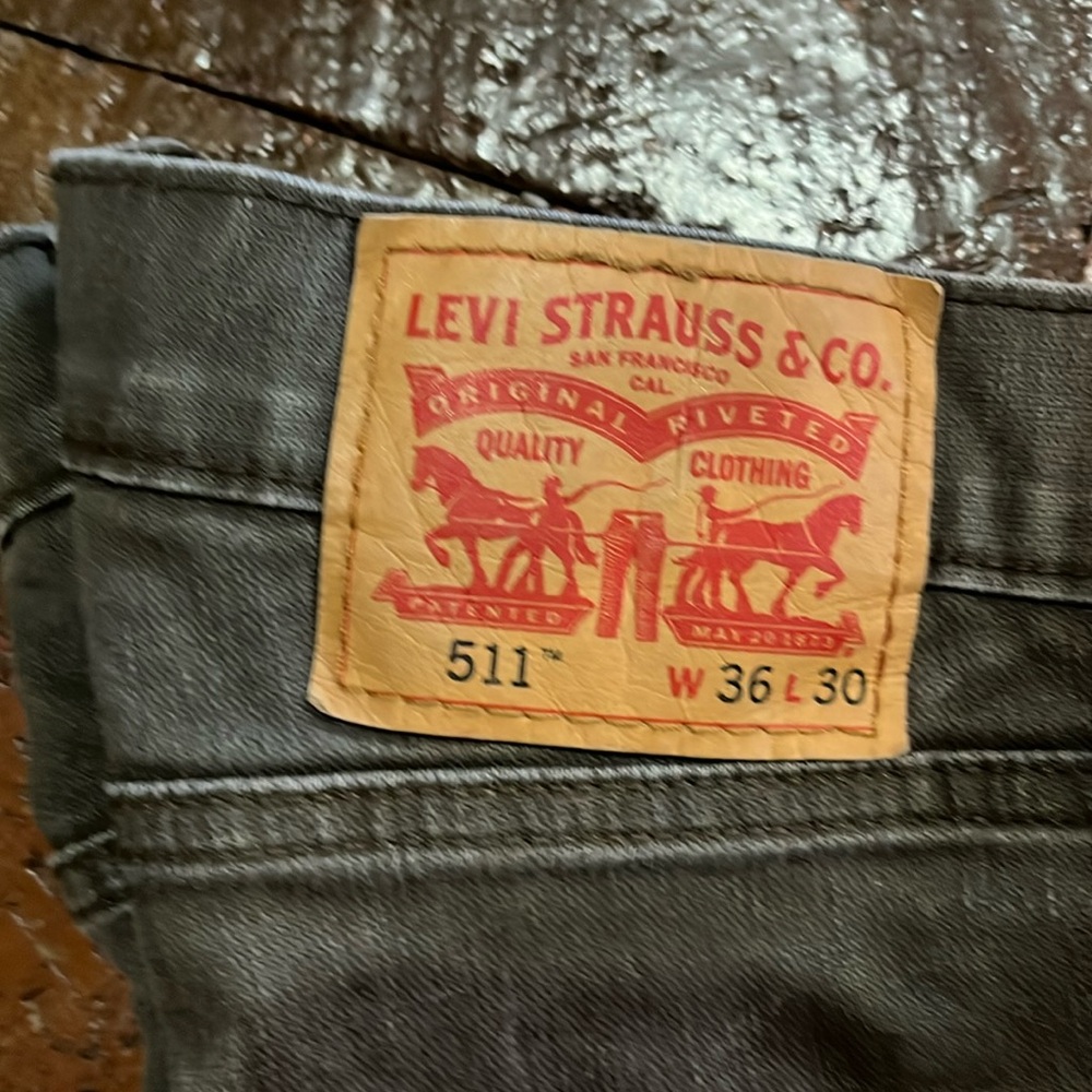 MEN 36 X 30 JEANS-Levi Strauss and Company 511 Drab Grey 1020